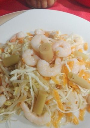 Una foto de Ensalada china de repollo y gambas