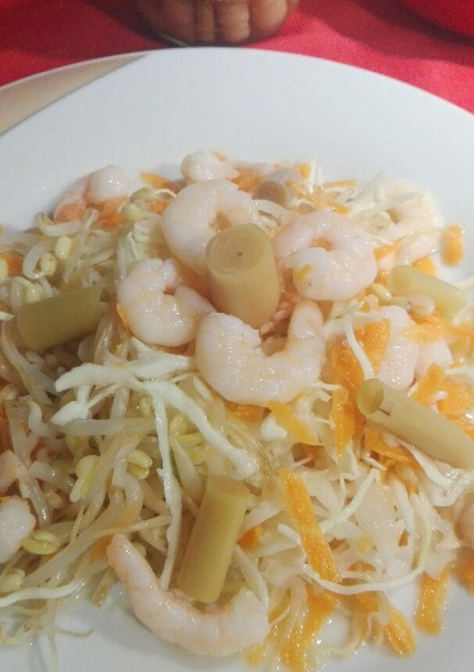 Una foto de Ensalada china de repollo y gambas