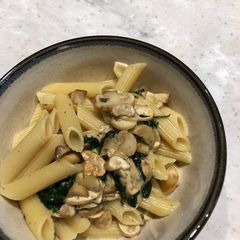 A picture of Pasta with blue cheese, spinach and mushrooms.