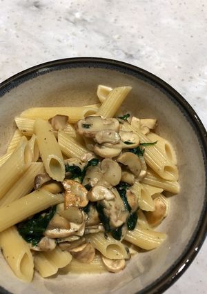 A picture of Pasta with blue cheese, spinach and mushrooms.