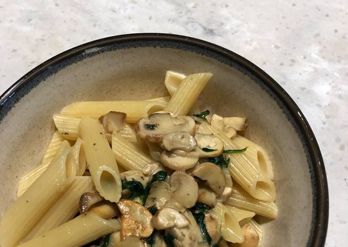 Pasta with blue cheese, spinach and mushrooms Recipe by Gaia Riva - Cookpad