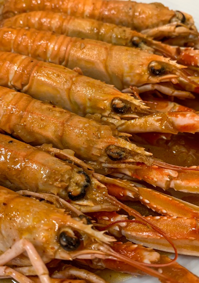 Una foto de Cigalas al vino con salmorreta