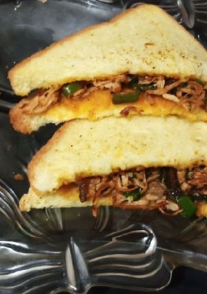 A picture of Chicken vegetable sindwhich.