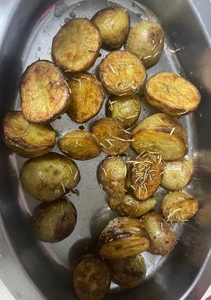 Una foto de Papines confitados en manteca 🧈🥔🌿