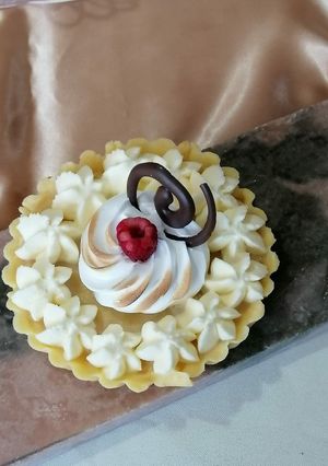 Una foto de Tarta de crema pastelera, chantilly, merengue