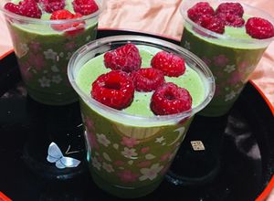 Una foto de Mousse de Matcha con Leche de Soja y Frambuesas ! 🥄👍