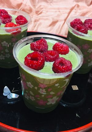 Una foto de Mousse de Matcha con Leche de Soja y Frambuesas ! 🥄👍