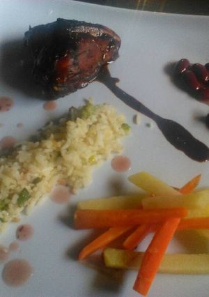 Una foto de Pollo agridulce con arroz papa zanahoria y frijoles rojos