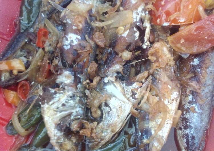 Bumbu Membuat Ikan keranjang masak lombok ijo Lezat