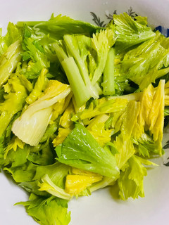 Una foto de Ensalada de hojitas de apio