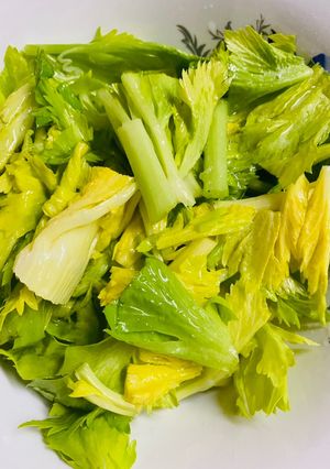Una foto de Ensalada de hojitas de apio