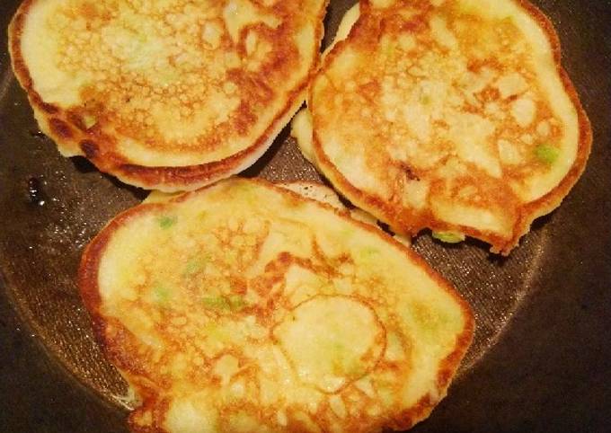 Pancakes à l'oignon et à la ciboulette