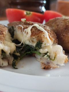 Una foto de Croquetas de papa, espinaca, ricota y muzzarella