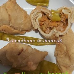 A picture of Boat samosa pastries.