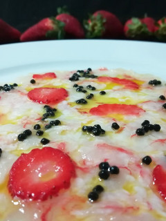 Una foto de Carpaccio de gambas rojas con fresas y huevas de lumpo