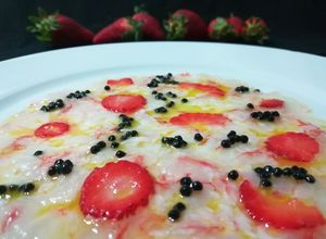 Una foto de Carpaccio de gambas rojas con fresas y huevas de lumpo