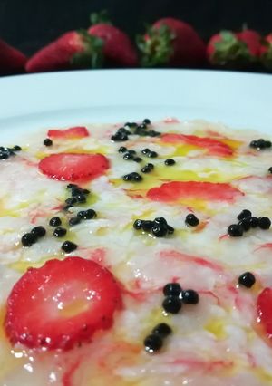Una foto de Carpaccio de gambas rojas con fresas y huevas de lumpo