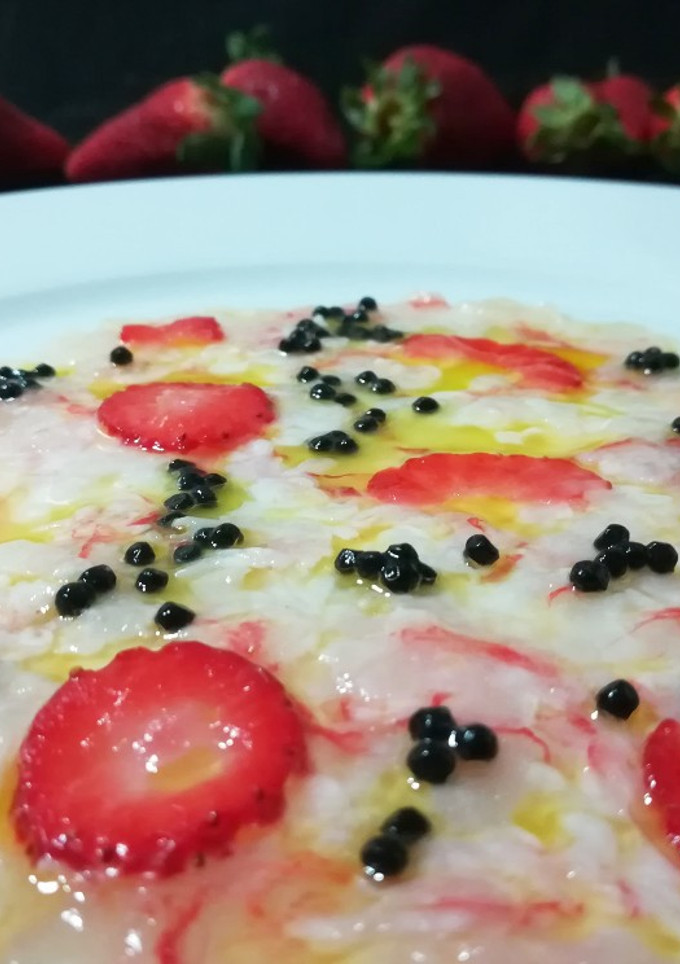 Una foto de Carpaccio de gambas rojas con fresas y huevas de lumpo