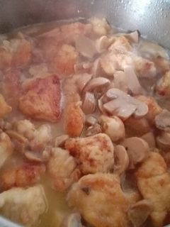 Una foto de Pollo con champiñones 🍄