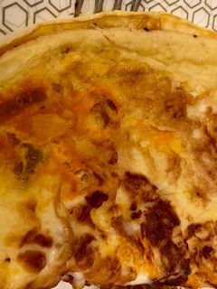 Una foto de Tortilla francesa con queso y chorizo