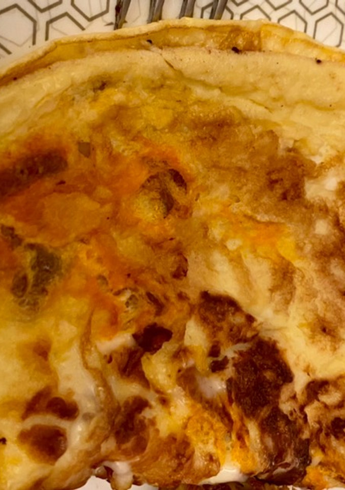 Una foto de Tortilla francesa con queso y chorizo