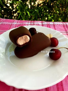 Una foto de Polos de cereza cubiertos de chocolate (helado)