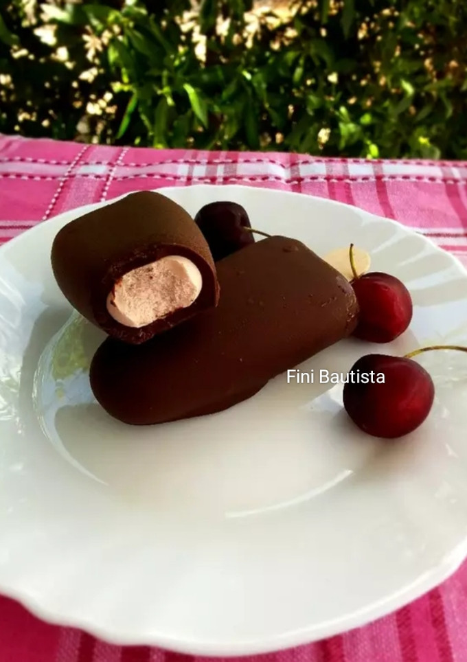 Una foto de Polos de cereza cubiertos de chocolate (helado)