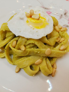 Una foto de Pasta al pesto de aguacate
