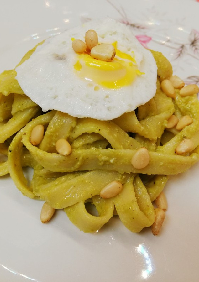 Una foto de Pasta al pesto de aguacate