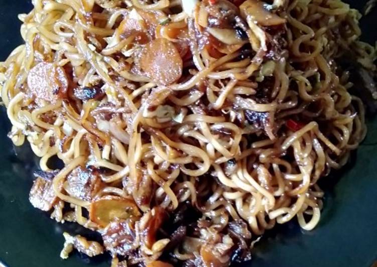 Mie goreng bakar daging cincang