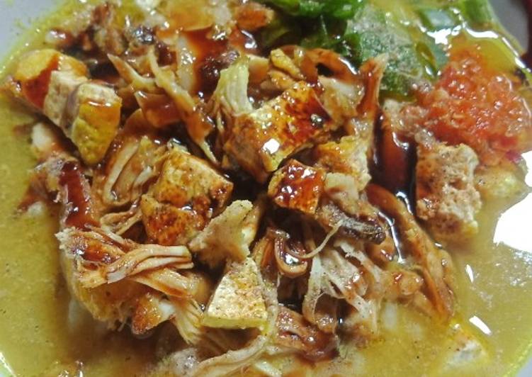 Bubur ayam dengan kuah sisa ungkepan ayam