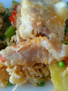 Una foto de Arroz con bacalao, langostinos y verduras