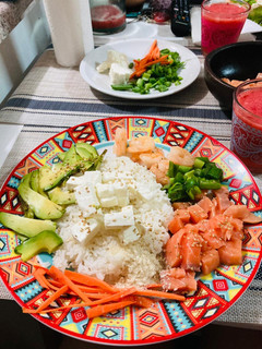 Una foto de Gohan de salmón y camarones 🐟🦐