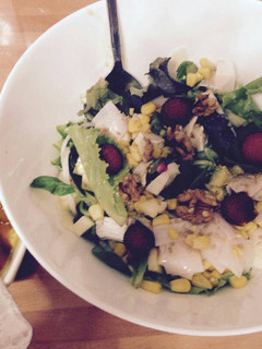 Una foto de Ensalada de frutas y queso