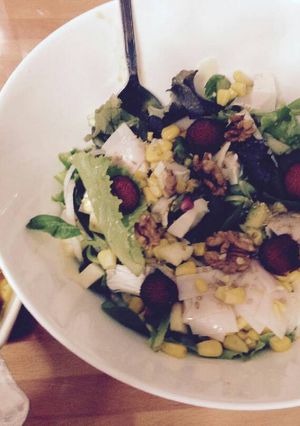 Una foto de Ensalada de frutas y queso