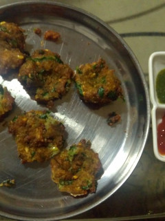 A picture of Methi moong dal ke pakode.