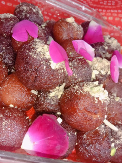 ગુલાબ જાંબુ (Gulab Jamun Recipe In Gujarati) રેસીપી મુખ્ય ફોટો