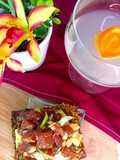 Tartar de atún sobre crujiente de algas