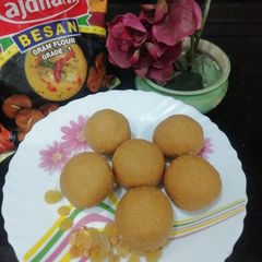 A picture of Besan ke Laddu with raisin stuffing.