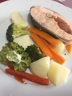 Una foto de Salmón al vapor con verduras
