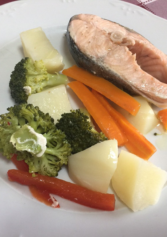 Una foto de Salmón al vapor con verduras