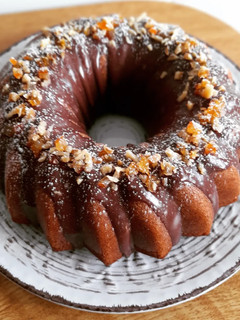 Una foto de Bundt cake (sin gluten) de naranja y magdalenas de chocolate