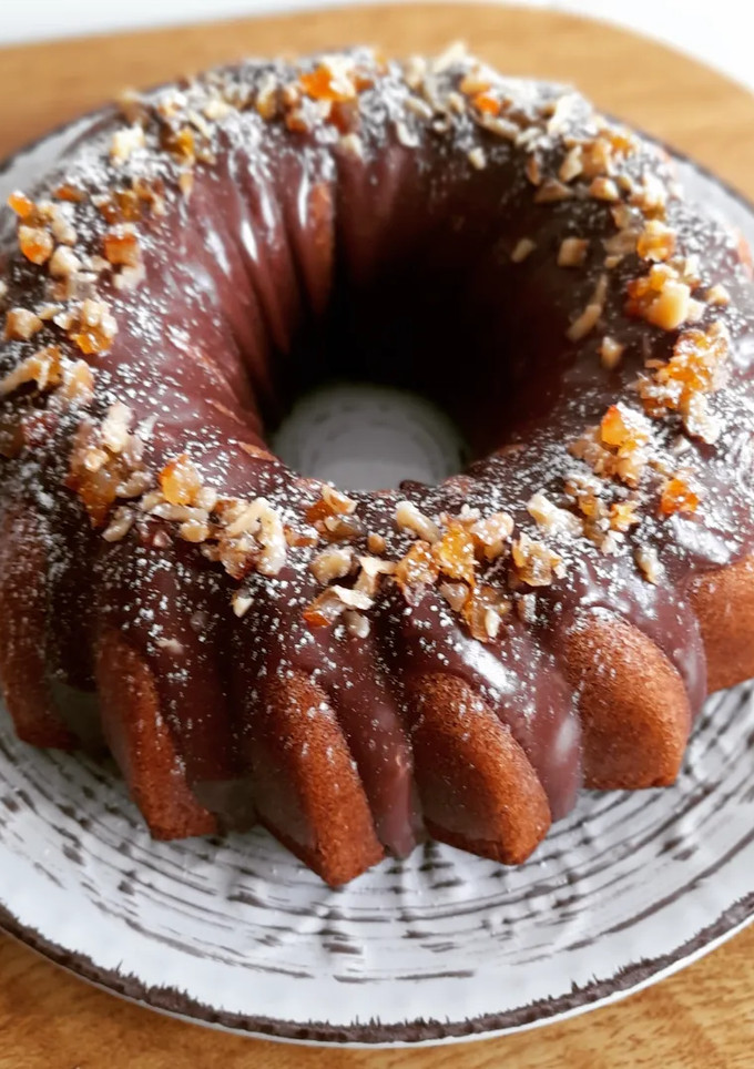 Una foto de Bundt cake (sin gluten) de naranja y magdalenas de chocolate