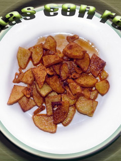 Una foto de Patatas fritas con refrito de ajo