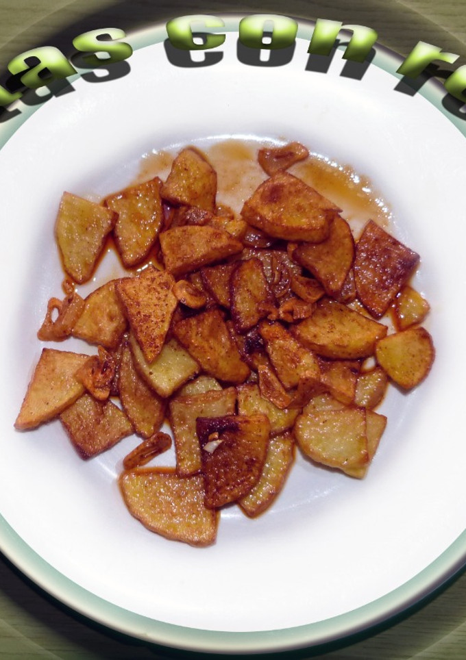 Una foto de Patatas fritas con refrito de ajo