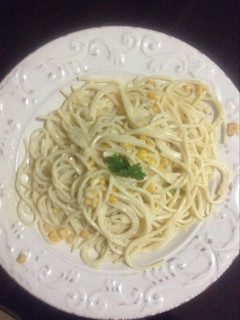 Una foto de Espaguetis con crema de leche y vegetales