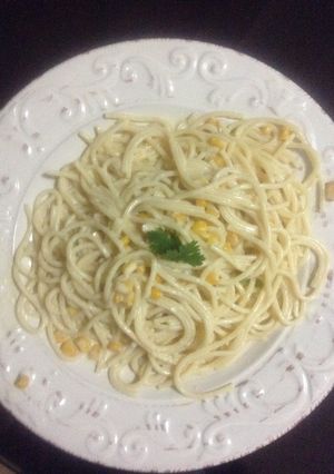 Una foto de Espaguetis con crema de leche y vegetales