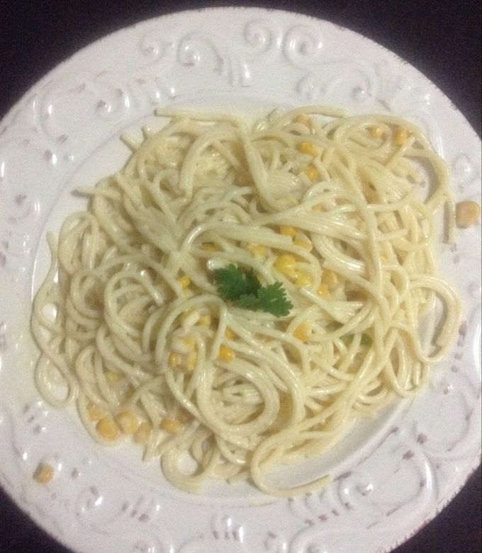 Una foto de Espaguetis con crema de leche y vegetales