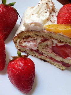 Una foto de Pionono Casero con Chantilly y Frutillas con la Batidora Peabody
