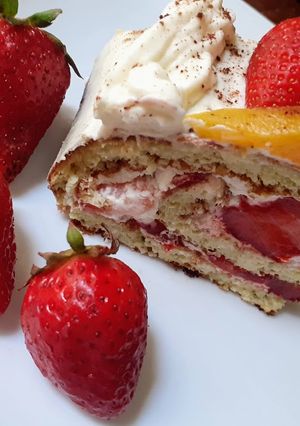 Una foto de Pionono Casero con Chantilly y Frutillas con la Batidora Peabody